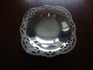 E.P.N.S. VINTAGE DURCHBOHRTE DESIGN SCHALE AUF STÄNDER 6,25 Zoll ECKIG - SEHR GUTER ZUSTAND - Bild 1 von 3