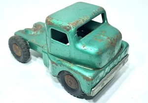 Vintage 1950's Pressed Steel Structo Towing Truck Green w/ Original Tires & Caps - Picture 1 of 7