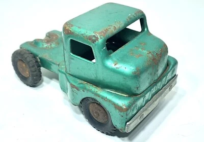 Vintage 1950's Pressed Steel Structo Towing Truck Green w/ Original Tires & Caps - Image 1 of 4