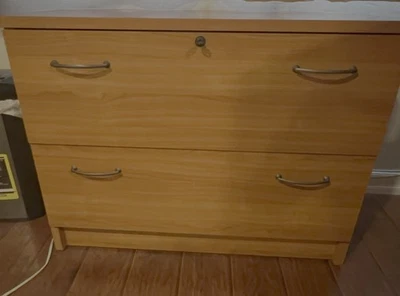 Archivador lateral de dos cajones con llave  Foto 1 de 2