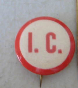 SPILLA DISTINTIVO VINTAGE ~ ROSSA " I.C." - Foto 1 di 4