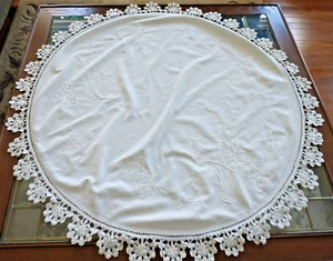 Vintage bestickte handgehäkelte runde Tischdecke weiß auf weiß 38" Schmetterlinge - Bild 1 von 12