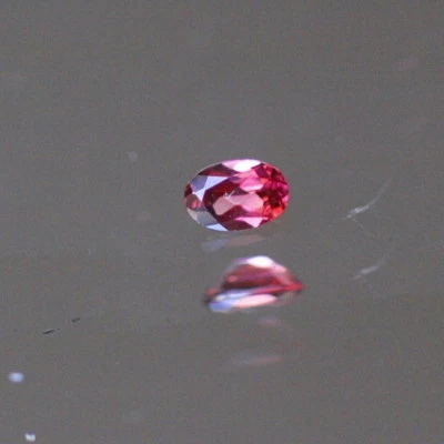 1 Turmalin  Rubellit 0,66 ct oval facettiert 2,8 x 4 x 6 mm fein lupenrein - Bild 1 von 4