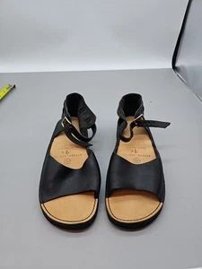 Sandalia Aurora Shoe Company Talla 9C Correa Hebilla Negra - Imagen 1 de 6
