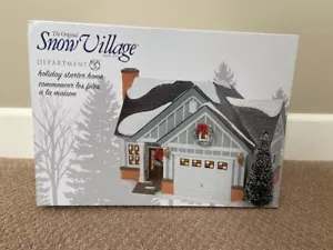 Department 56 Holiday Starter Home - Snow Village #6009716 NUOVO (SPEDIZIONE GRATUITA) - Foto 1 di 2