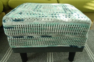 Häkel Cape Ottoman dunkelblau türkis weiß grau gehäkelt Granny Square - 22x22x8 - Bild 1 von 10
