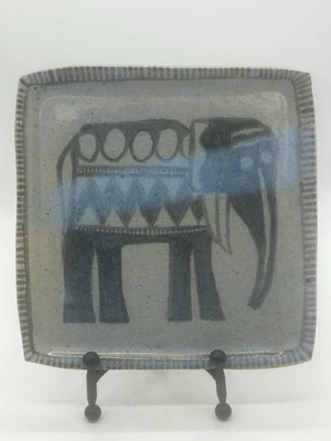 Placa cuadrada de cerámica de 12" con motivo de elefante sin marcas Studio Art Pottery Foto 1 de 4