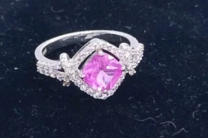 Anello creato in laboratorio zaffiro rosa e zirconi bianchi tono argento misura 7 anello di BR Sun - Foto 1 di 13