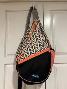 KAVU Sling Rucksack für Wandern Camping oder Alltag - Schwarz/Org Print 80’s Vibe - Bild 1 von 13