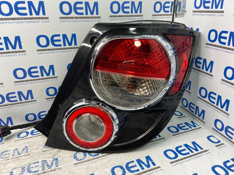 12-16 CHEVROLET SONIC HATCHBACK pasajero/lado derecho luz trasera luz OEM Foto 1 de 4