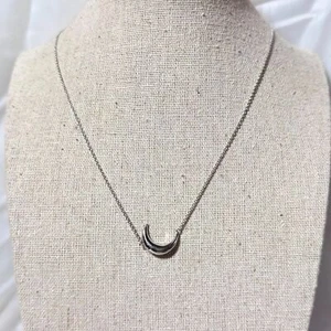 Sterling Silver 925 Crescent Moon Station Pendant Necklace Size 17.5'' Length - Picture 1 of 7