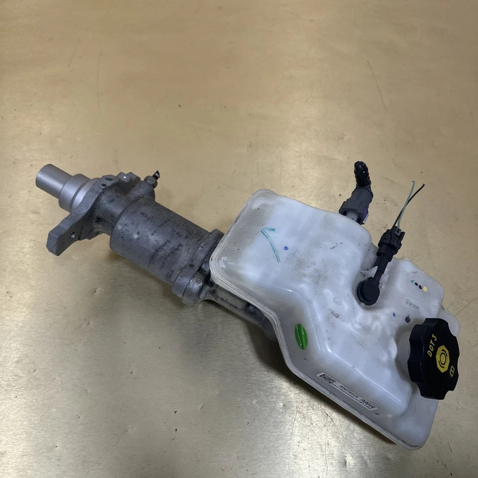 2012- 2015 Chevrolet Volt Cadillac ELR Master Brake Cylinder New OEM 20939077 - Image 1 of 4