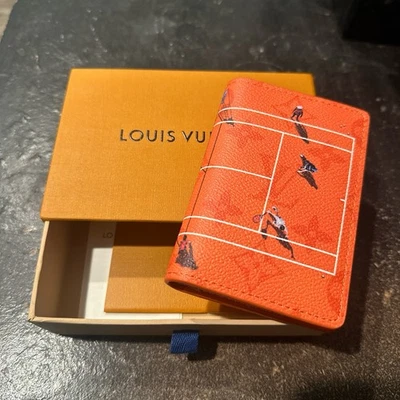 Porta pasaporte tenis rojo ladrillo Louis Vuitton - Envío al día siguiente Foto 1 de 4