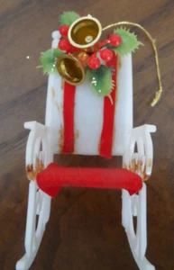 Vintage Weihnachtsschmuck - WEISSER KUNSTSTOFF SCHAUKELSTUHL mit WEIHNACHTSBORTE - Bild 1 von 2