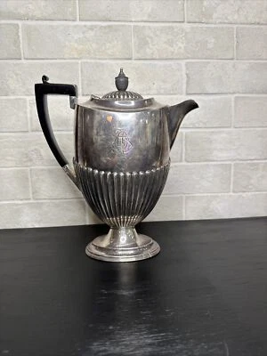 Antigua cafetera acanalada inglesa de plata  Foto 1 de 4