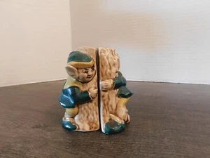 Elf peeking around tree trunk ceramic pair salt and pepper shakers - Picture 1 of 2