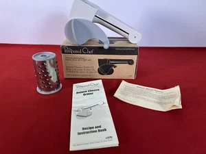 Pampered Chef Deluxe Cheese Grater w/2 Drums #1275 - Gently Used In Original Box - Imagen 1 de 9