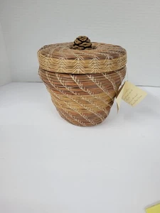 Cestino vintage in pino con coperchio, fatto a mano, rotondo 6,25 x 6 pollici P. Littau - Foto 1 di 5