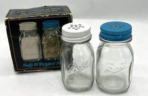 Mini Ball Mason Jar Salt & Pepper Shakers Set –Vintage Style Glass w/ Lids - Bild 1 von 3