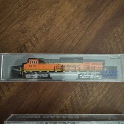 Kato 176-8931 N Burlington Northern Santa Fe GE ES44AC Diesel Loco #5931 NIB - Image 1 of 4