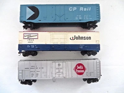 Set of 3 HO Gauge Bachmann 50' Box Cars CP RAIL, Johnson Wax & Swift Low Ship - Image 1 of 4