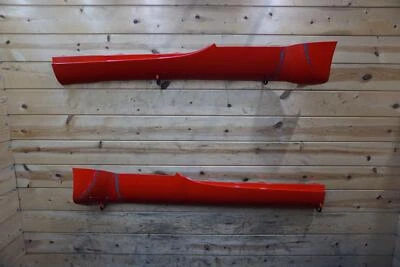 Комплект из 2 красных молдингов для левой и правой стороны юбки от оригинального производителя 10378334 Chevrolet SSR 03-06 *Примечание - Изображение 1 из 4