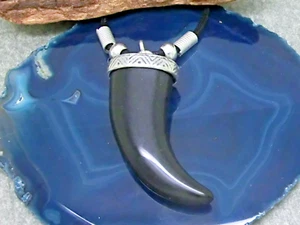 Dente Collana con Ciondolo Nero Grande Plastica Tigerzahn Fang con Cinturino - Foto 1 di 2