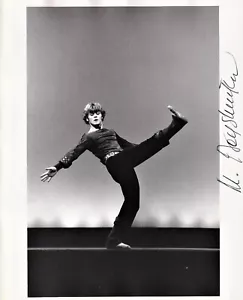 Fotografía MIGDOLL firmada por el Ballet MIKHAIL BARYSHNIKOV en PUSH COMED TO SHOVE - Imagen 1 de 1
