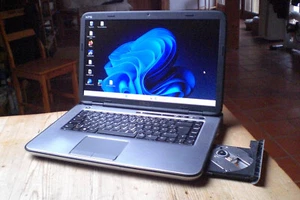 DELL XPS 15 L502X 15" Core i7 2670QM-Win11-newSSD-512GB-16GB-newBATTTERY-DVD-GUT - Bild 1 von 24