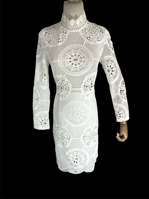 Vestido Selfie Leslie Feminino Pequeno Renda Branca Crochê Ilhós Decote Falso Manga Longa - Imagem 1 de 4