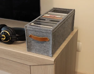 CD Korb, CD Aufbewahrung, CD Box, Filzkorb für CDs mit zwei braunen Ledergriffen - Afbeelding 1 van 6