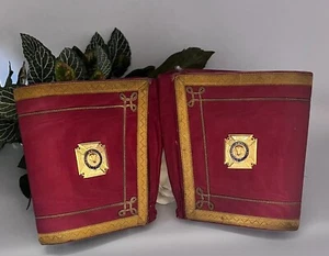 GUANTI MASSONICI POLSINI ROSSI CON DISTINTIVO - ORDINE MASSONICO DEI BUFALI - Foto 1 di 10