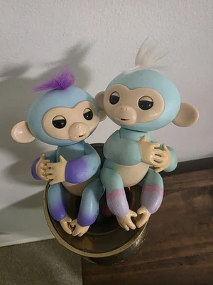 2x Baby Monkey CUTE FINGERLINGS Glitter TALKS MOVES Electronic WOWWEE PETS Lot - image 1 of 2