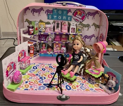 Zuru Mini Marcas Tienda de Juguetes Maleta Personalizada Casa de Muñecas Juego de Vlogger con Iluminación LED Foto 1 de 4