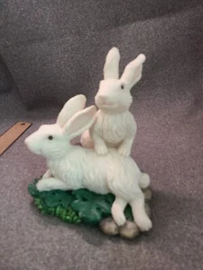 Figura vintage de conejo de Pascua 2 conejos blancos en hierba - Imagen 1 de 8