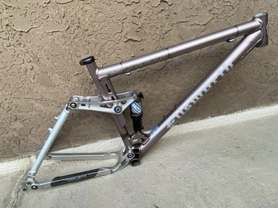 Cuadro de bicicleta de montaña de aluminio con doble suspensión gris medio Ellsworth Truth 26 pulgadas Foto 1 de 4