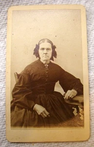 * FOTO ANTIGUA DE MUJER DE ASPECTO SEVERO DE BELÉN PENNSYLVANIA EN VESTIDO DE LUTO - Imagen 1 de 3