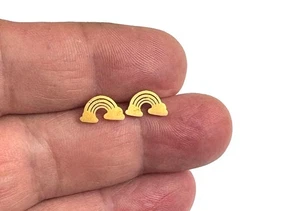 Ein Paar minimalistische Mini Edelstahl Regenbogen Ohrstecker /E4 - Bild 1 von 1