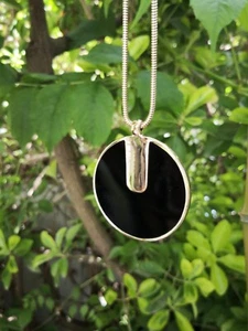 Collier fantaisie CAROLL avec pendentif rond métal noir et doré Bon état - Picture 1 of 8
