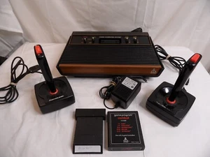 Interruptor Atari 2600 VCS Video Compuesto MOD 4 con 2 joysticks, juegos y alimentación - Imagen 1 de 15