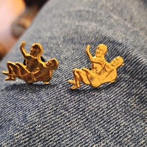 Vintage Wrestling Anstecknadel Hutnadel zwei Männer figural goldfarben 2 Stück  - Bild 1 von 6