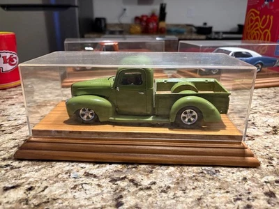 Coche modelo 1/25 personalizado verde oliva 40 Ford Pickup Foto 1 de 4