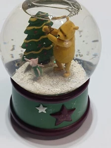 DISNEY KLASSISCHER WINNIE POOH FERKEL GESCHENK DER FREUNDSCHAFT WEIHNACHTEN MUSIKALISCHE SCHNEEKUGEL - Bild 1 von 8