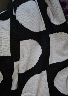 Manta reversible cómoda Threshold blanca y negra 50" X 60" Foto 1 de 3