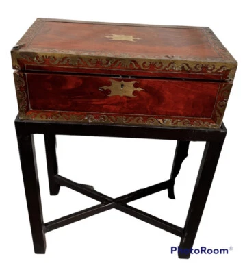 Escritorio de viaje inglés georgiano de caoba y latón sobre soporte Foto 1 de 4