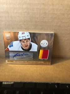 2013-14 Totally Certified Rookie Auto Patch Platinum Gold Sean Monahan #240 4/10 - Bild 1 von 2