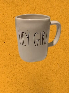 Taza Rae Dunn Colección Artesanal Por Magenta HEY GIRL Blanca Y Negra NUEVA - Imagen 1 de 6