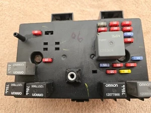 2005-2007 SATURN VUE Fuse Junction Box (Under Dash) 2.2L GM: 15796346 - Picture 1 of 4