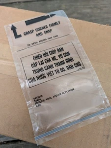CAJA SELLADA DE 500 BOLSAS MAGNÉTICAS DE PLÁSTICO CHIEU HOI GUERRA DE VIETNAM BRAZOS ABIERTOS PASE SEGURO - Imagen 1 de 4