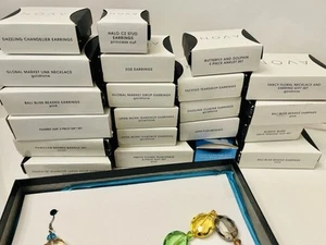 Avon Vintage Vecchio Nuovo Stock 21 Pezzi Media Flat Rate Box Orecchini Collana - Foto 1 di 3